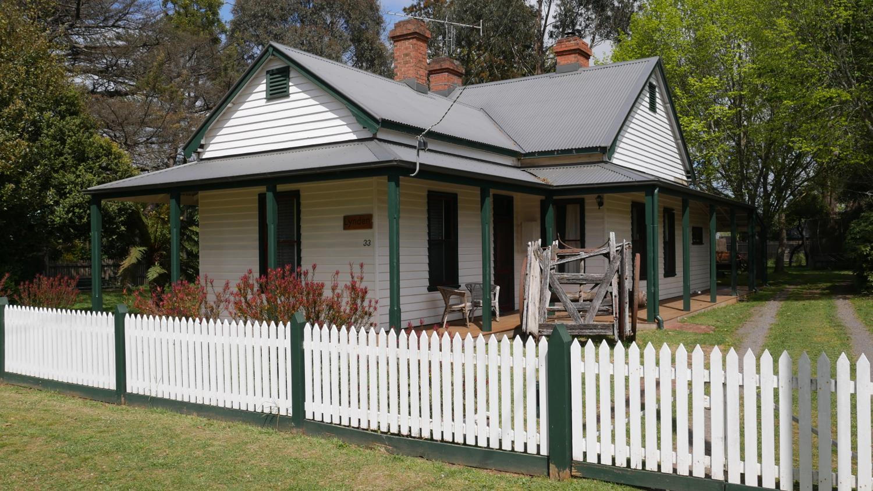 Lynden Cottage - built 1884 in the heart of town