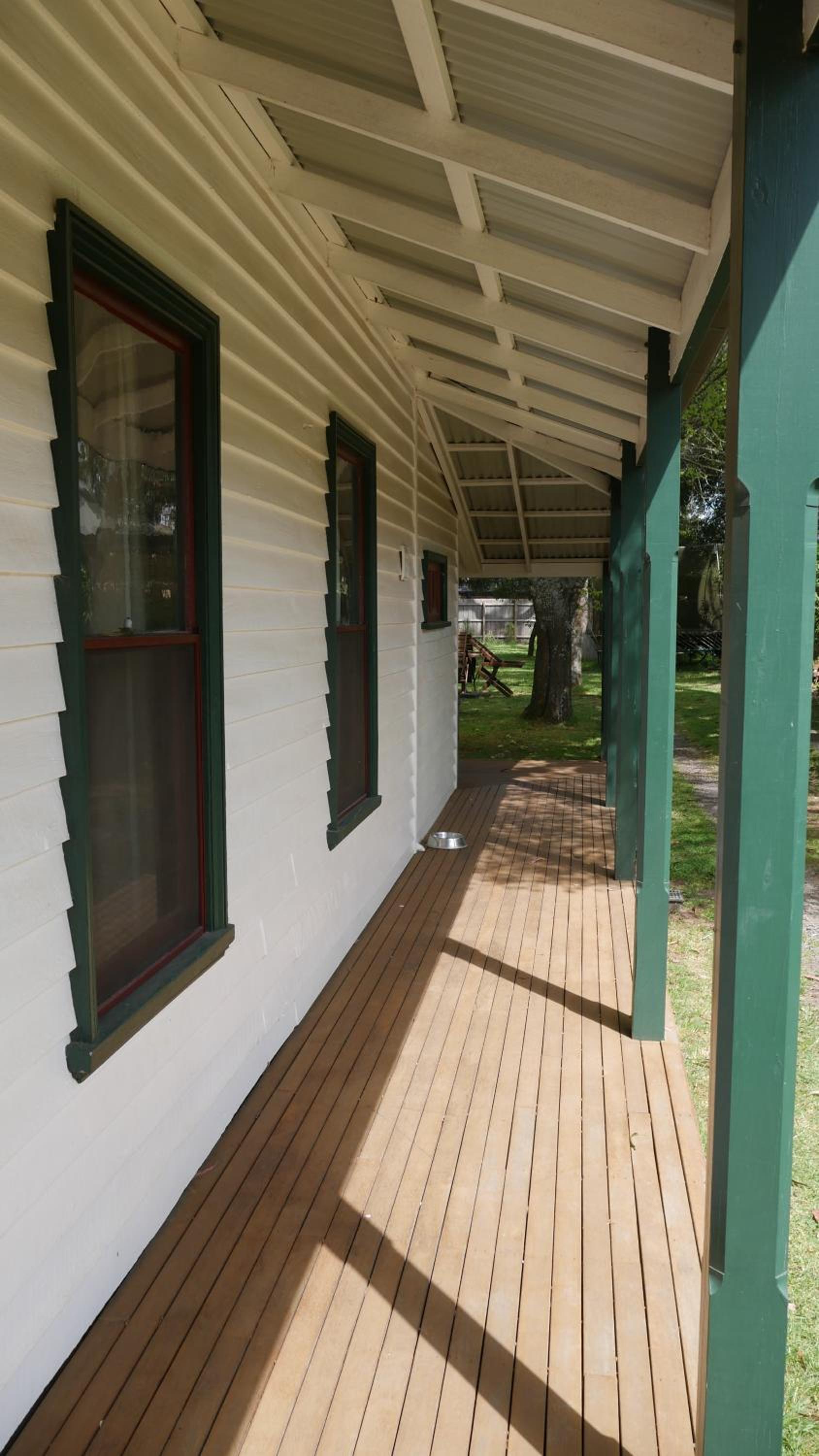 Lynden Cottage - built 1884 in the heart of town