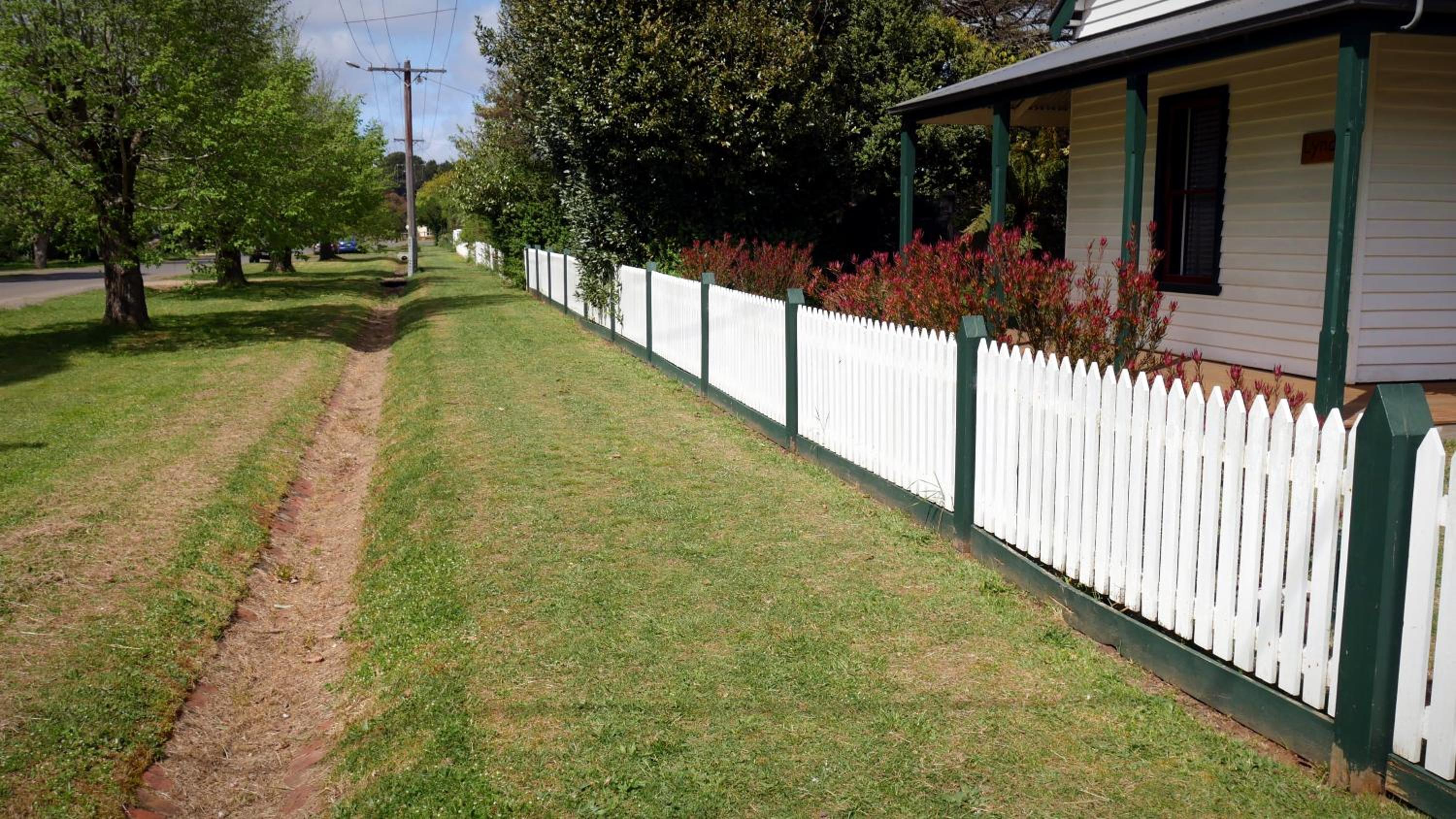 Lynden Cottage - built 1884 in the heart of town