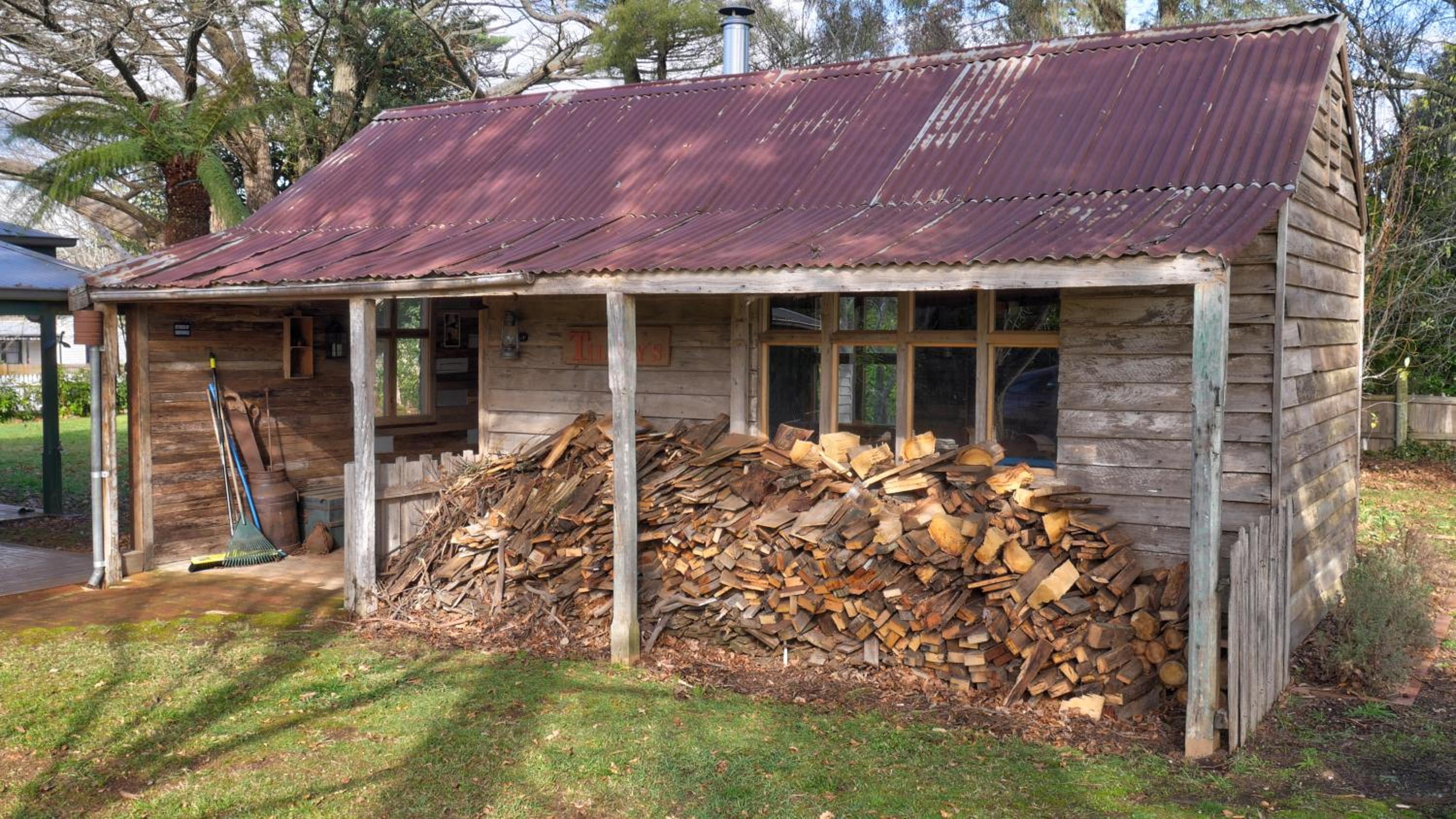 Lynden Cottage - built 1884 in the heart of town