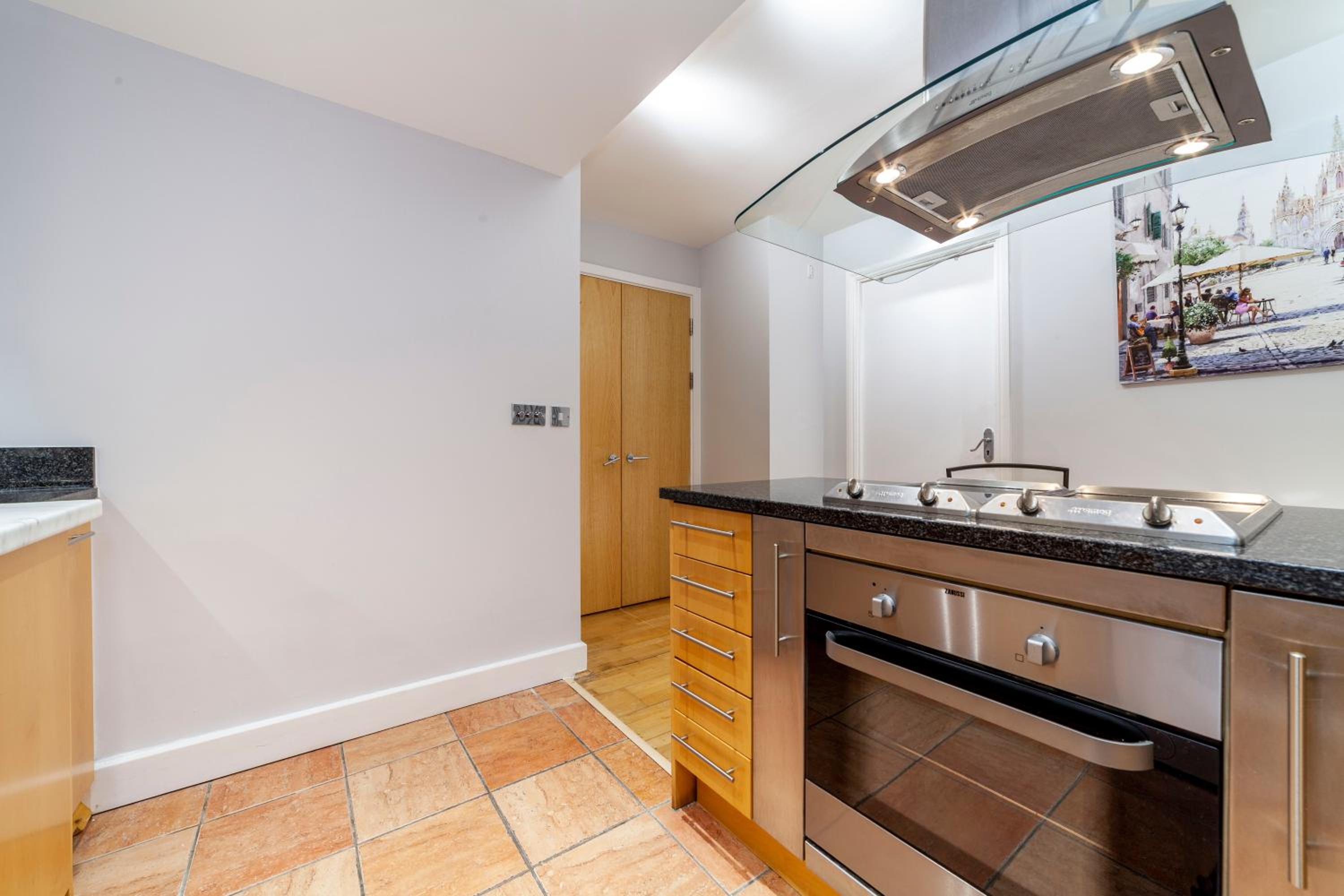 Comfy 2BR flat w balcony in Canary wharf