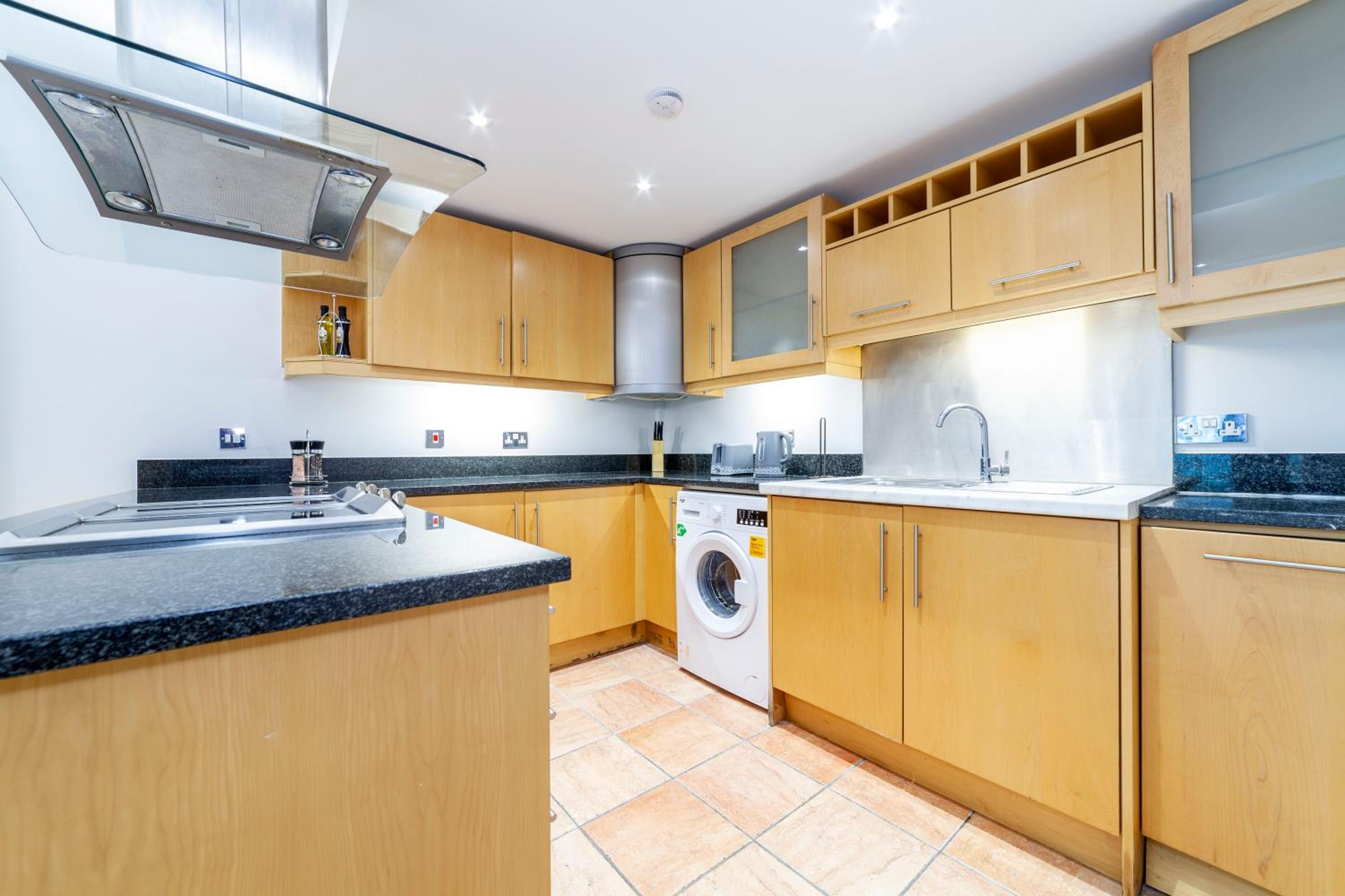 Comfy 2BR flat w balcony in Canary wharf