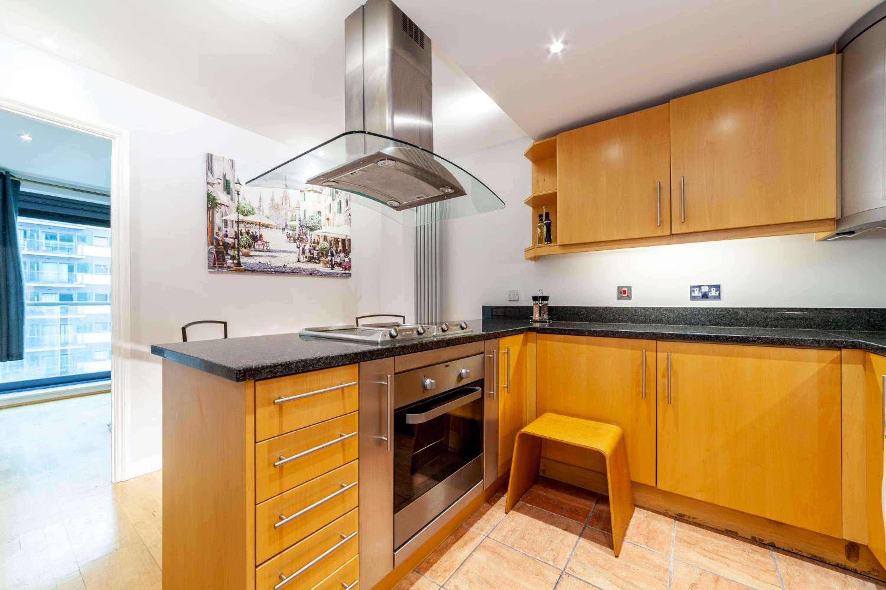 Comfy 2BR flat w balcony in Canary wharf