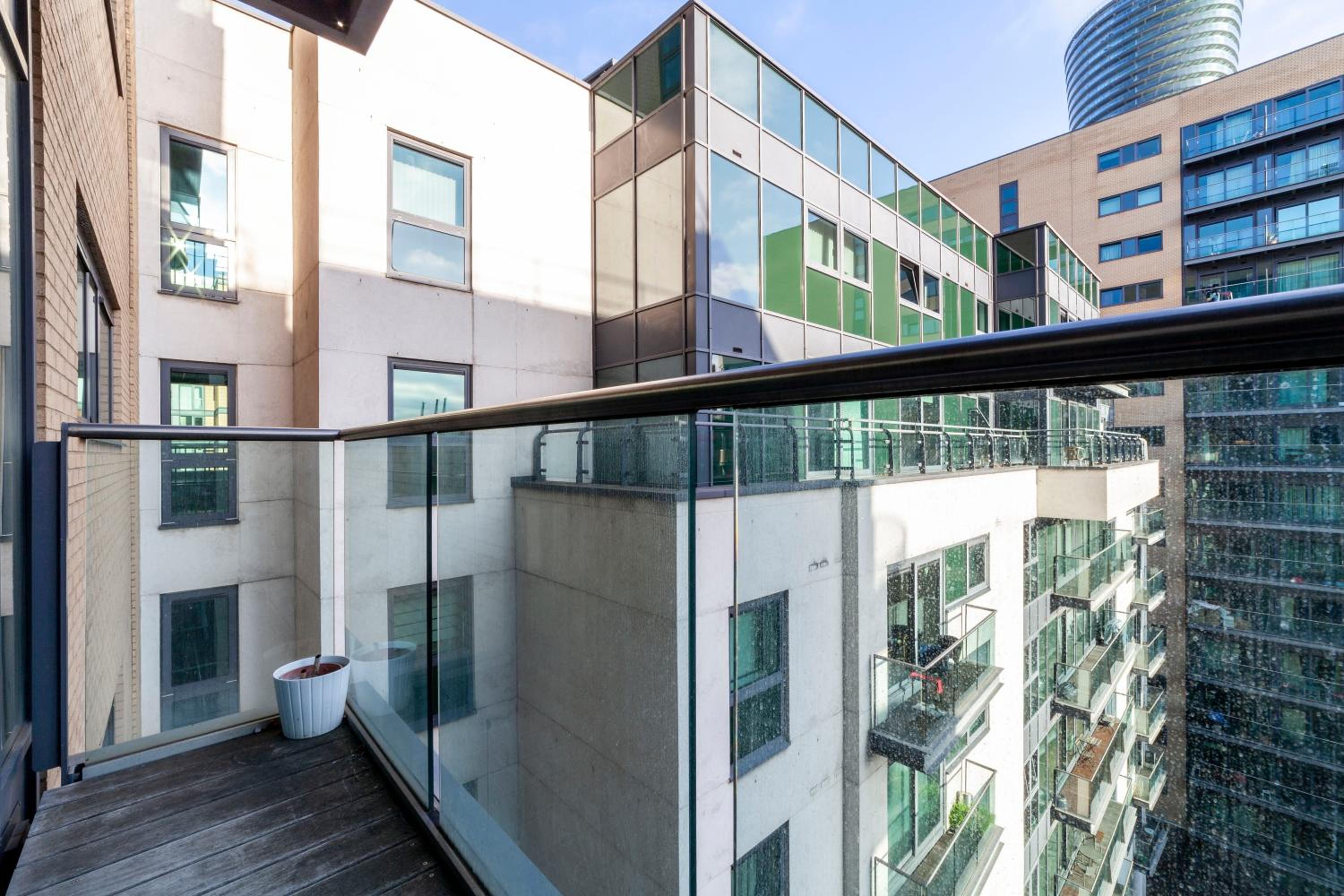 Comfy 2BR flat w balcony in Canary wharf