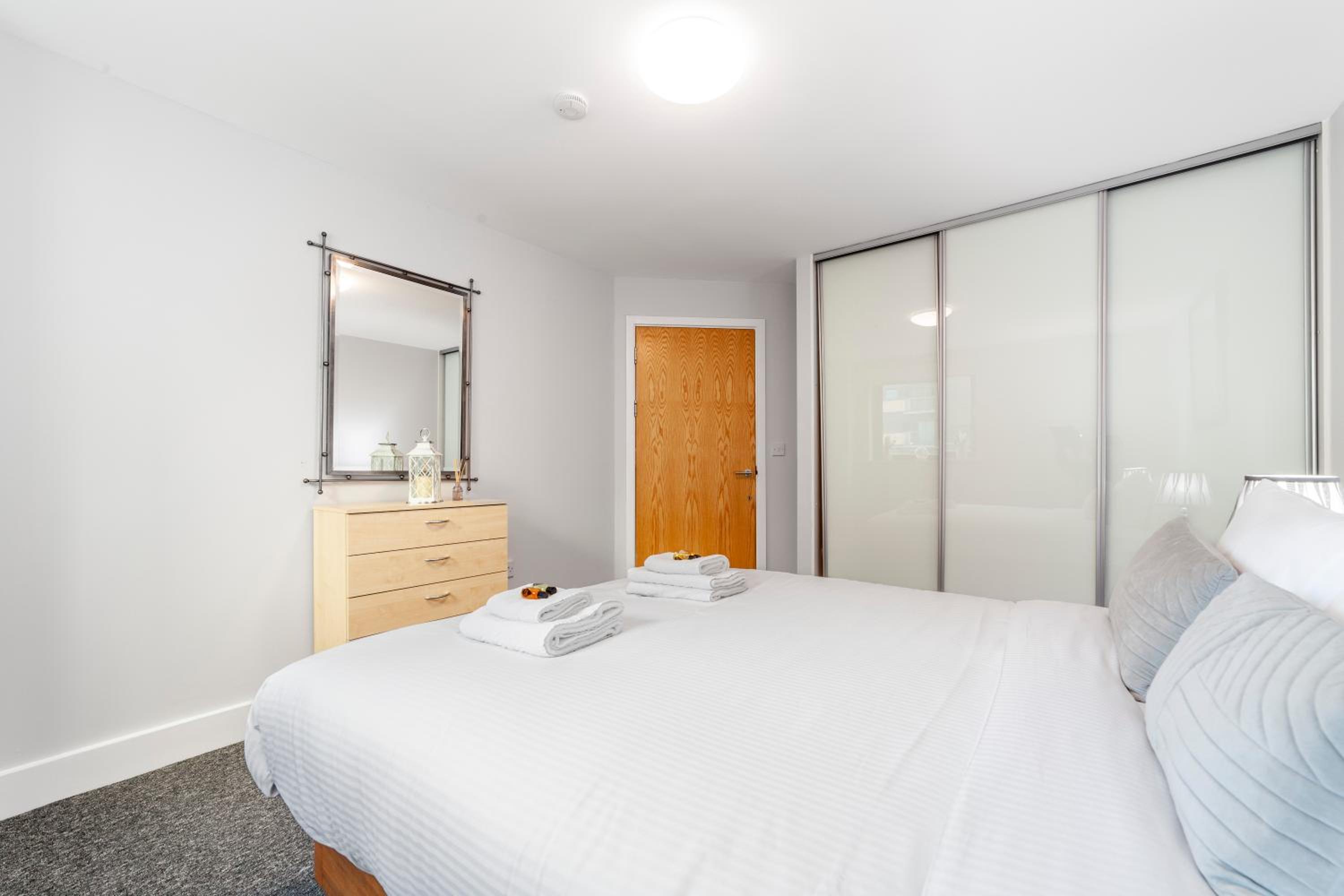 Comfy 2BR flat w balcony in Canary wharf