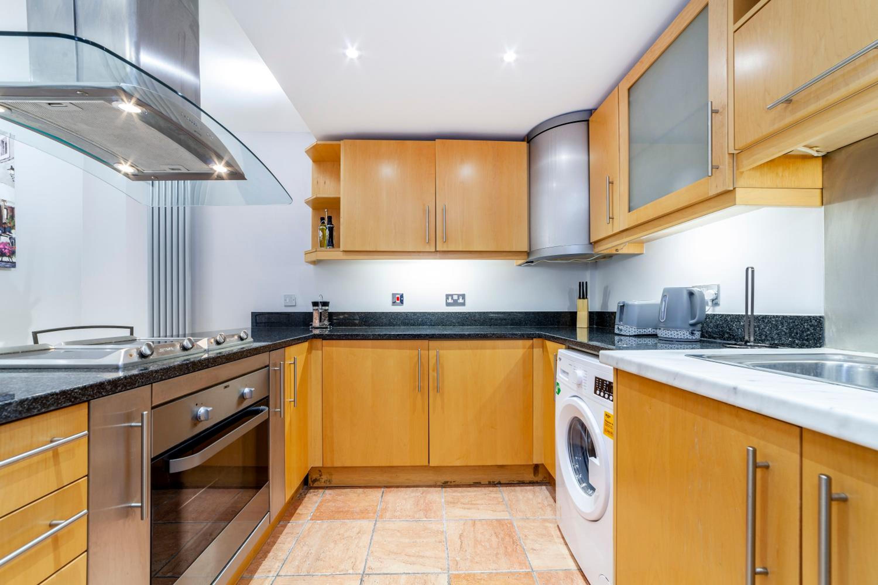 Comfy 2BR flat w balcony in Canary wharf