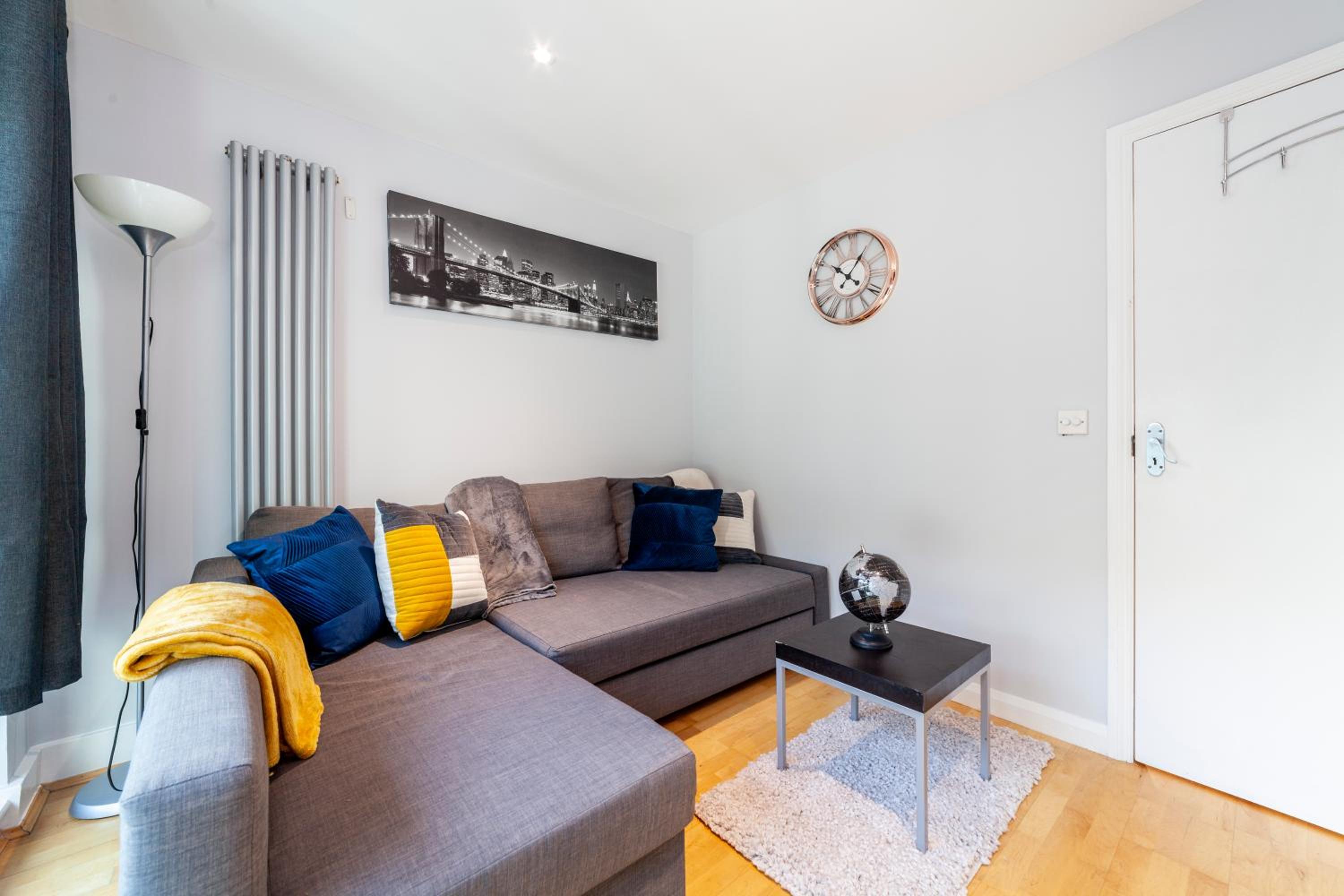 Comfy 2BR flat w balcony in Canary wharf