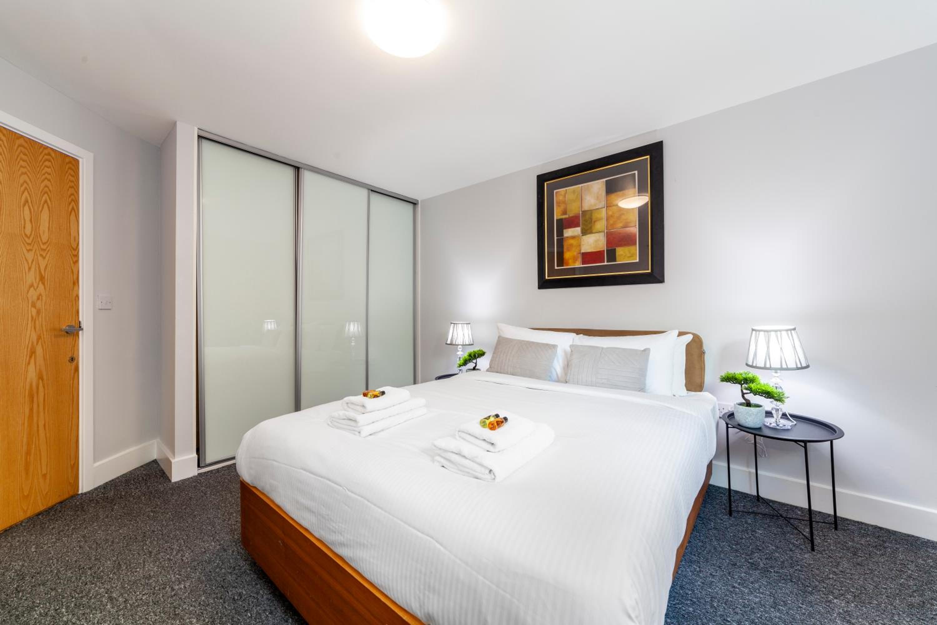 Comfy 2BR flat w balcony in Canary wharf