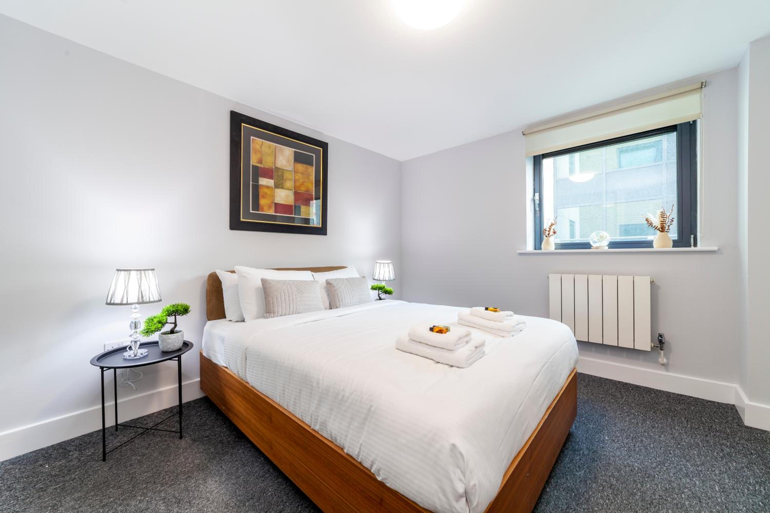 Comfy 2BR flat w balcony in Canary wharf