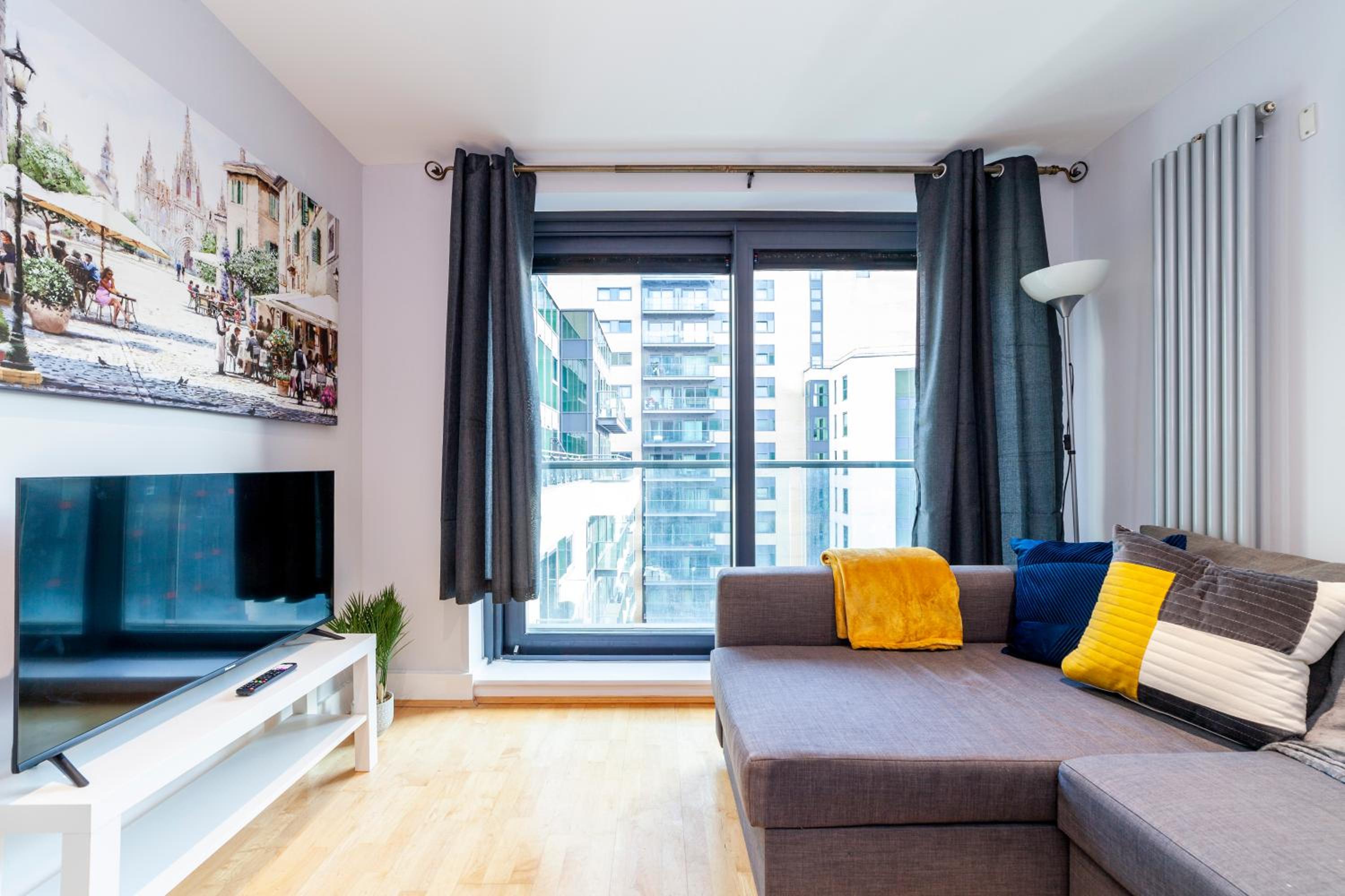 Comfy 2BR flat w balcony in Canary wharf