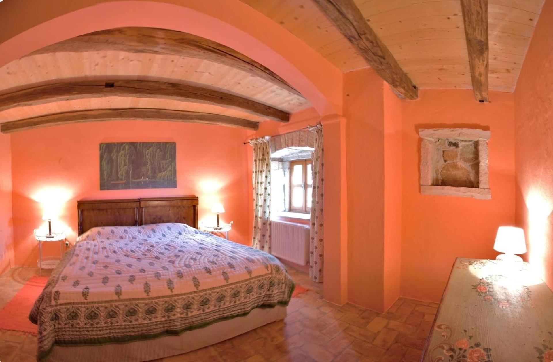 Ferienhaus auf zwei Etagen mit gehobener Ausstattung und offenen Kaminen und Pool im Garten view 3