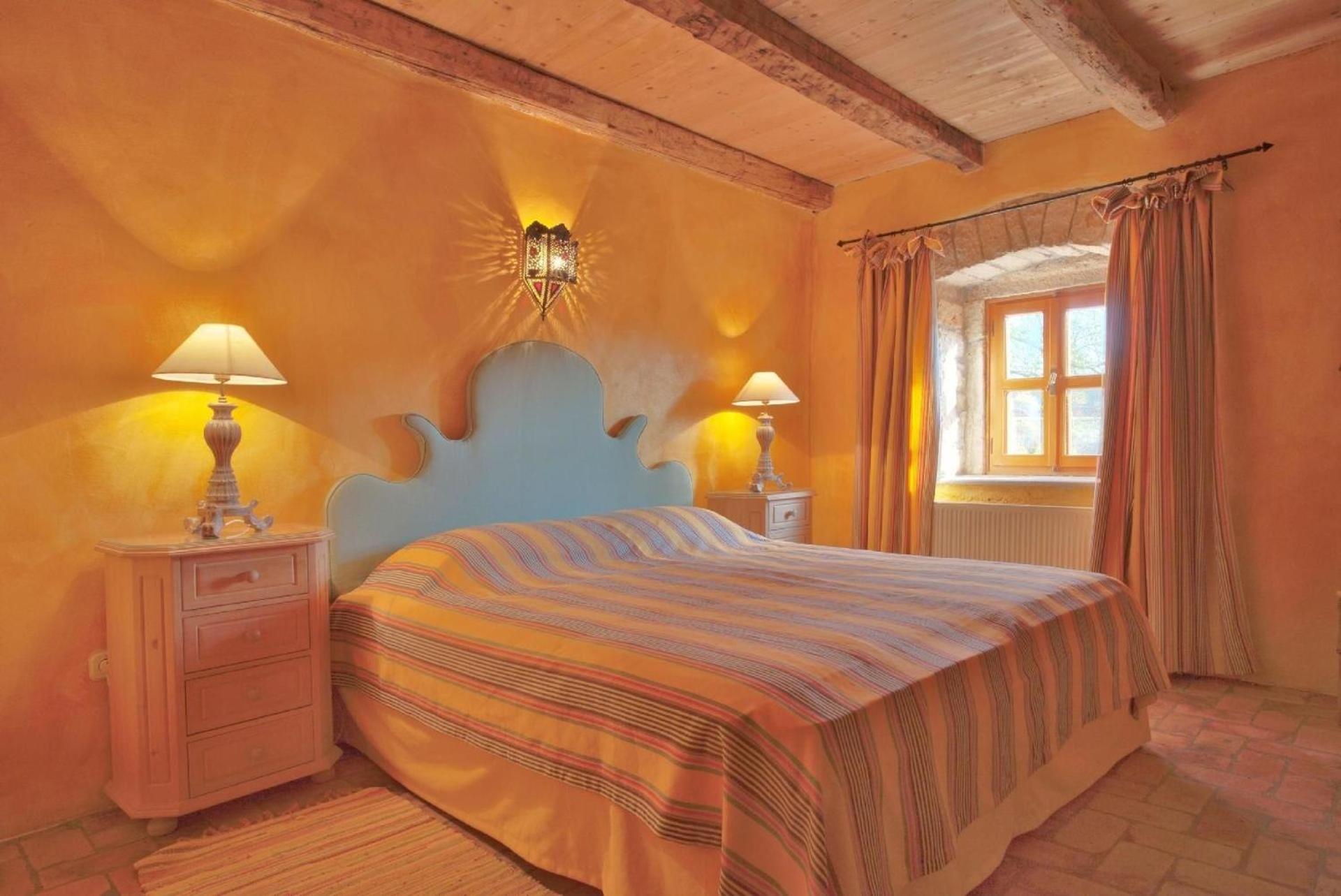 Ferienhaus auf zwei Etagen mit gehobener Ausstattung und offenen Kaminen und Pool im Garten view 4