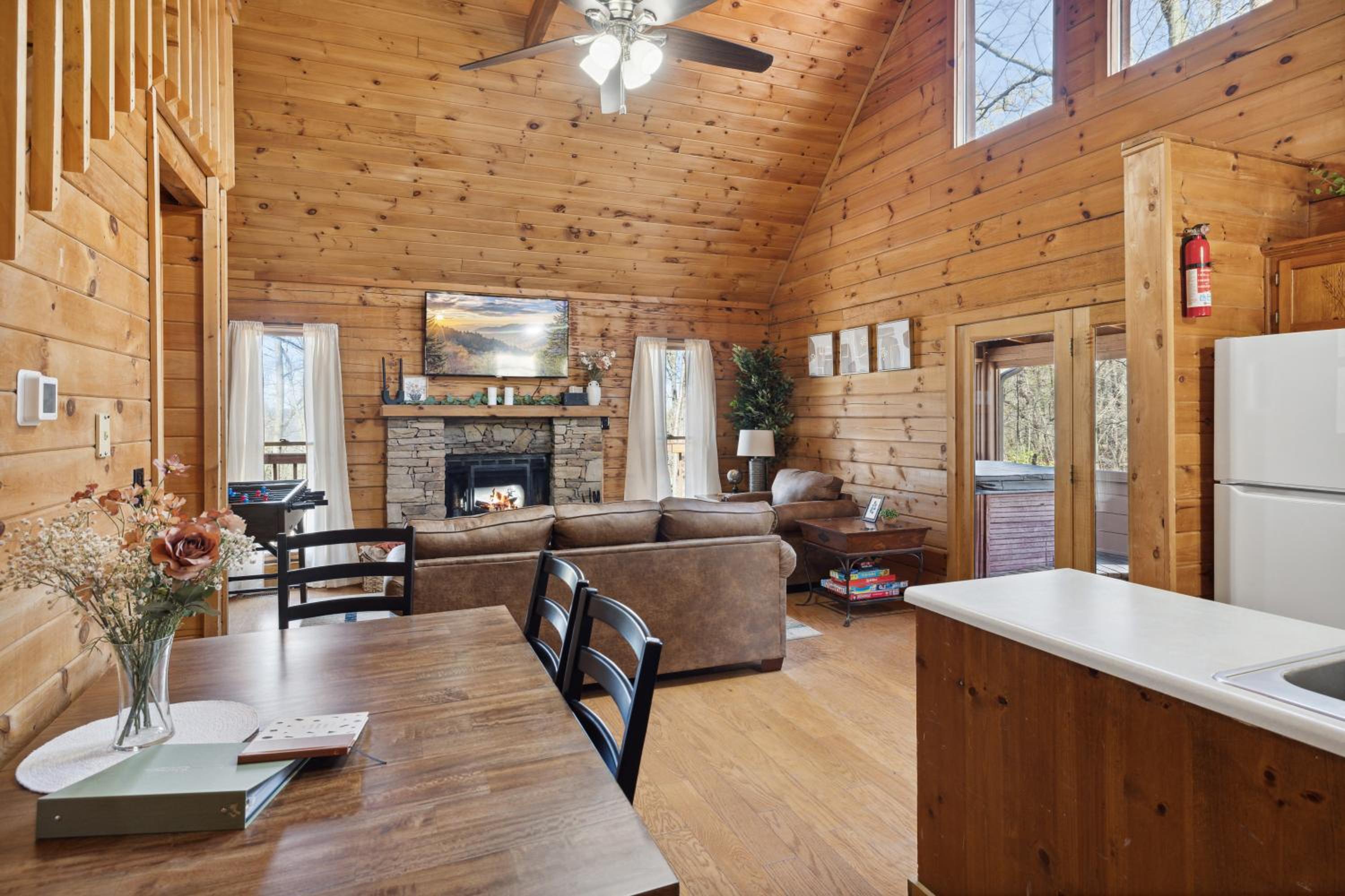 Cozy family friendly Cabin with hot tub, near Gatlinburg, Pigeon Forge, Dollywood view 4