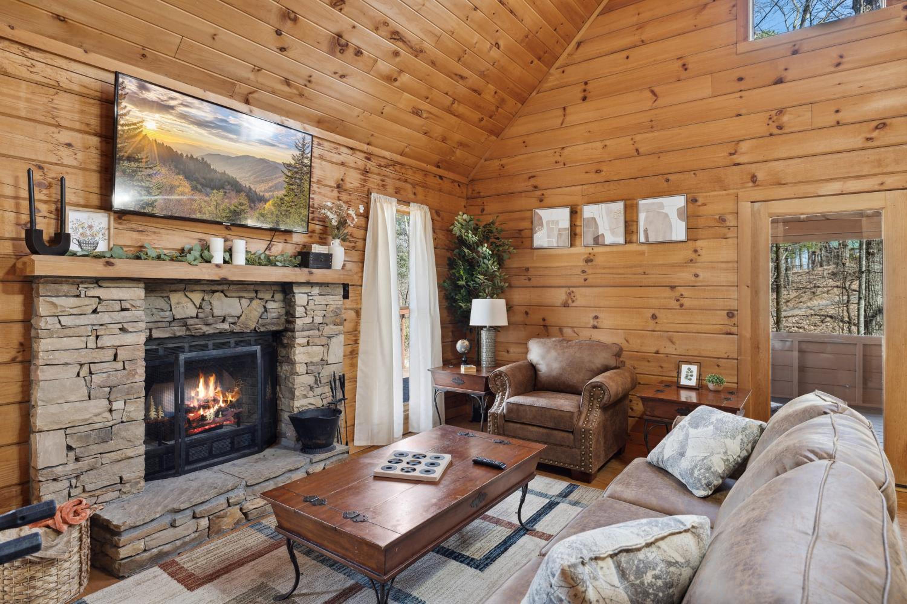 Cozy family friendly Cabin with hot tub, near Gatlinburg, Pigeon Forge, Dollywood view 3