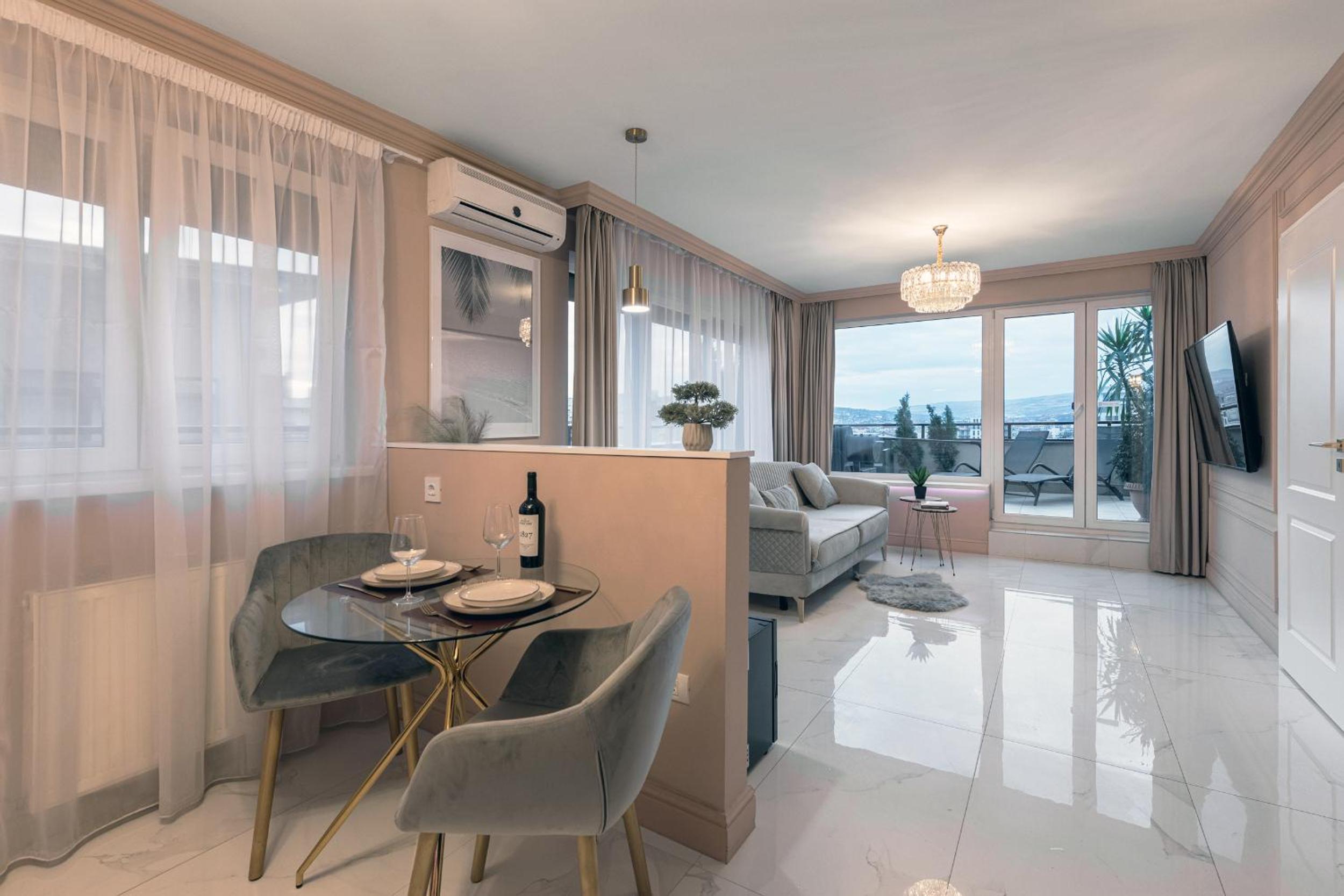 The Episode - Jacuzzi Penthouses