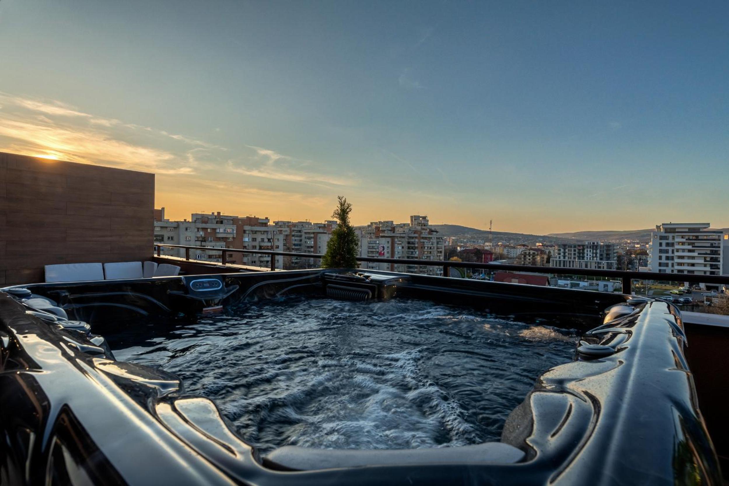 The Episode - Jacuzzi Penthouses