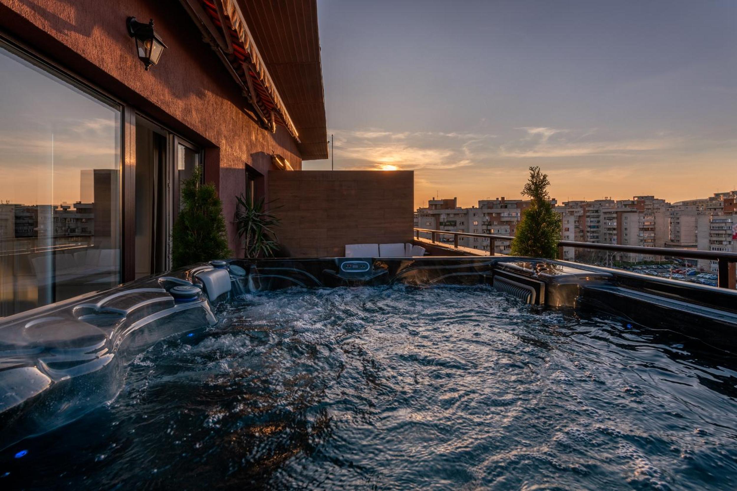 The Episode - Jacuzzi Penthouses