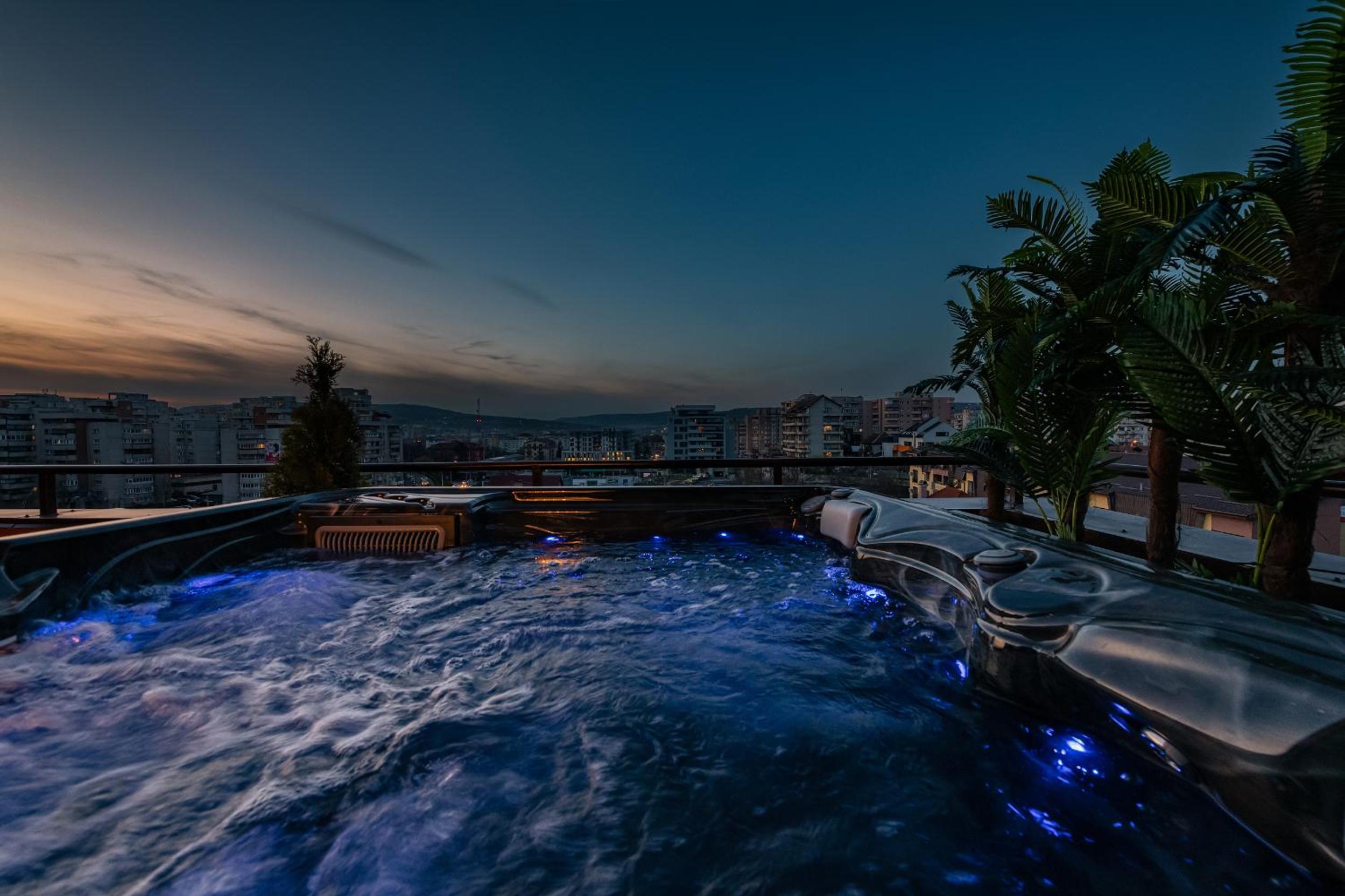 The Episode - Jacuzzi Penthouses