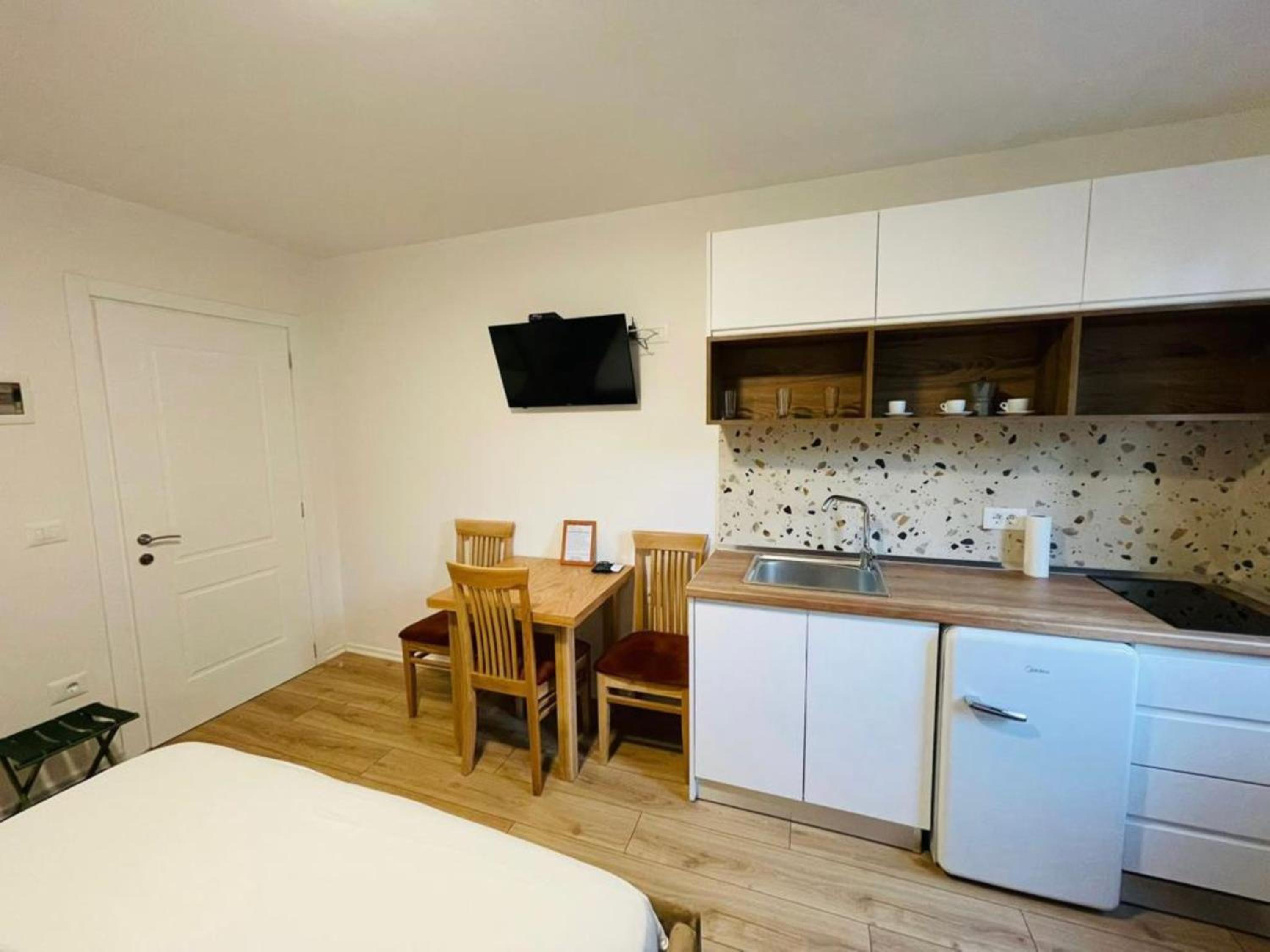 SELA RENT- City Rooms and Studio Apartments
