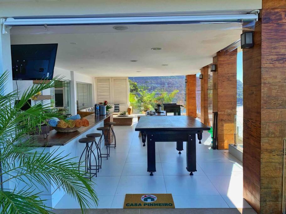 Casa com vista espetacular e piscina em Angra