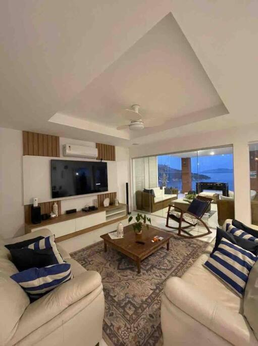 Casa com vista espetacular e piscina em Angra