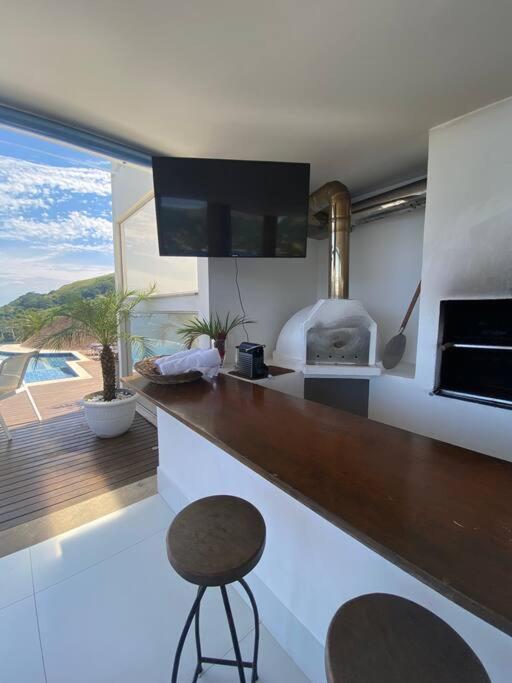 Casa com vista espetacular e piscina em Angra
