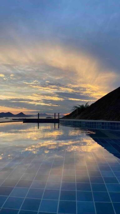 Casa com vista espetacular e piscina em Angra