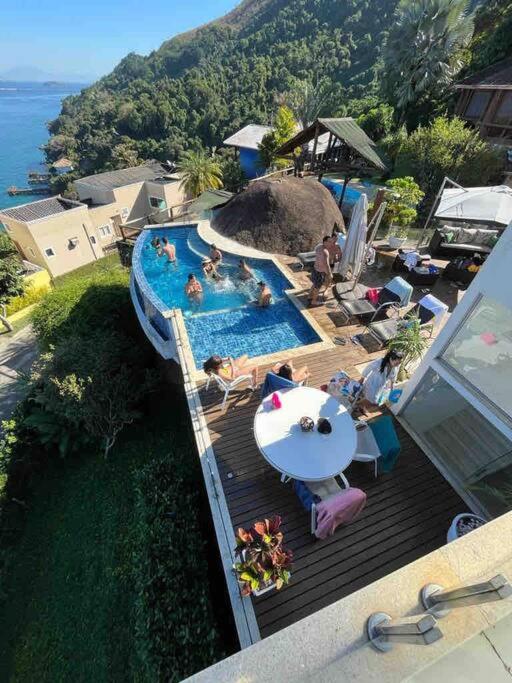 Casa com vista espetacular e piscina em Angra