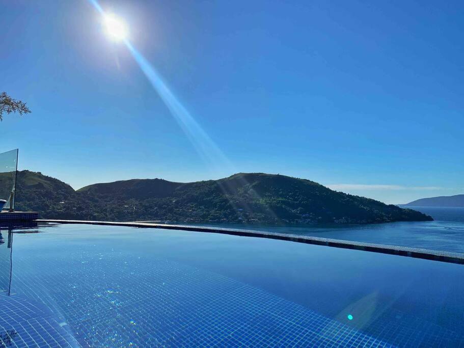 Casa com vista espetacular e piscina em Angra