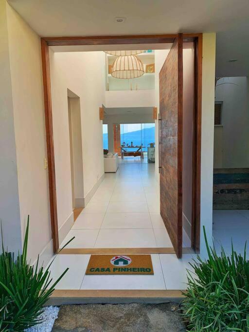Casa com vista espetacular e piscina em Angra