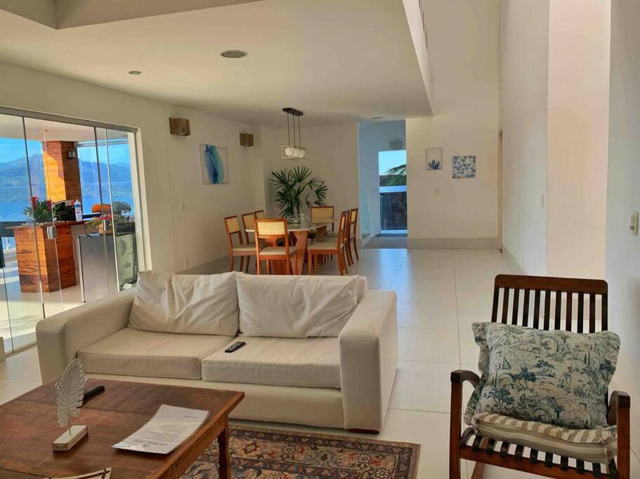 Casa com vista espetacular e piscina em Angra