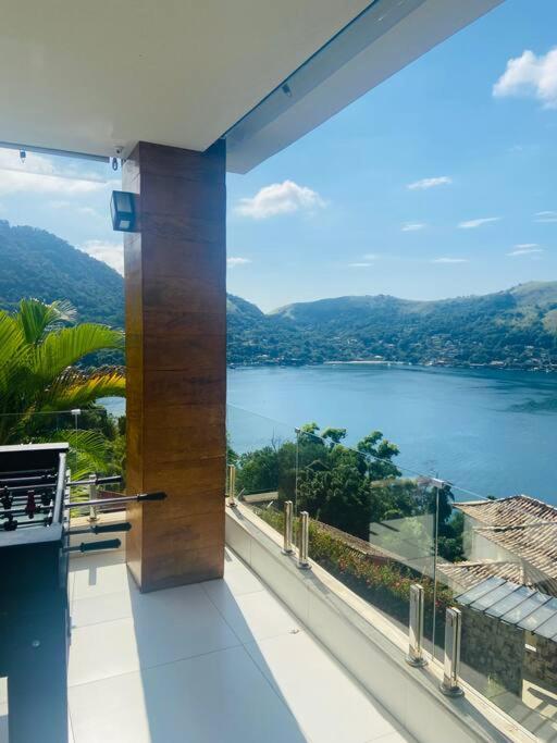 Casa com vista espetacular e piscina em Angra