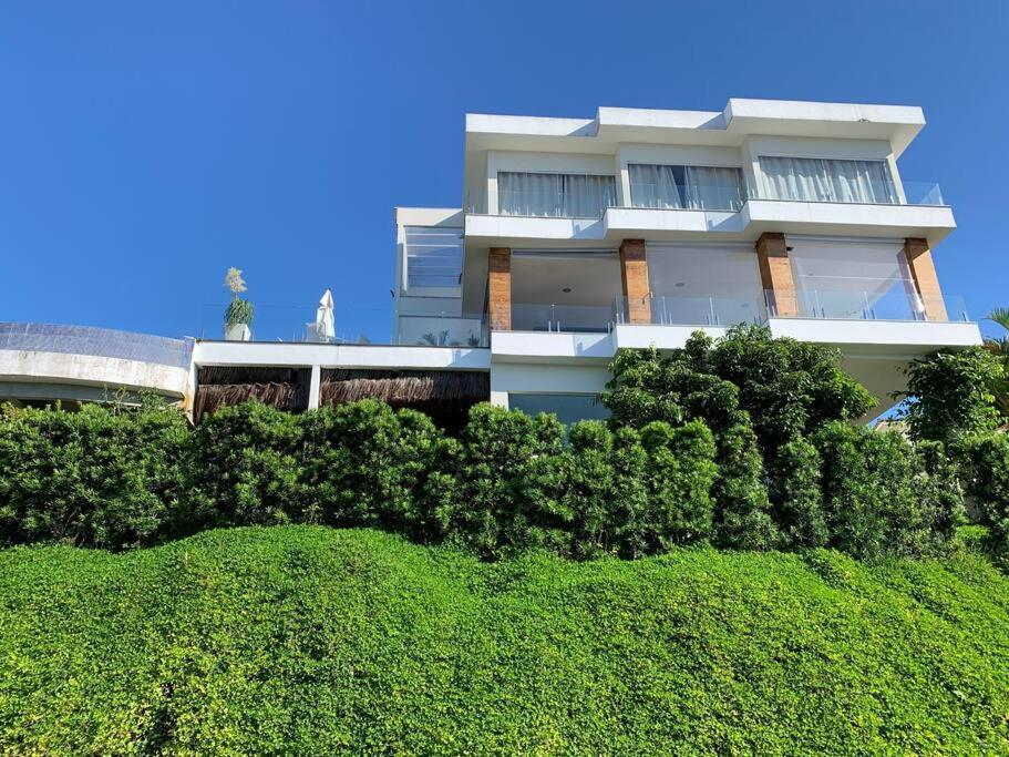 Casa com vista espetacular e piscina em Angra