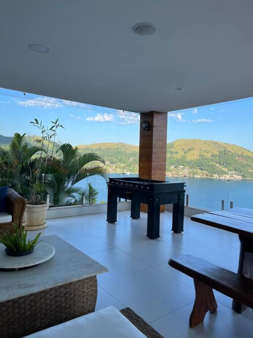 Casa com vista espetacular e piscina em Angra