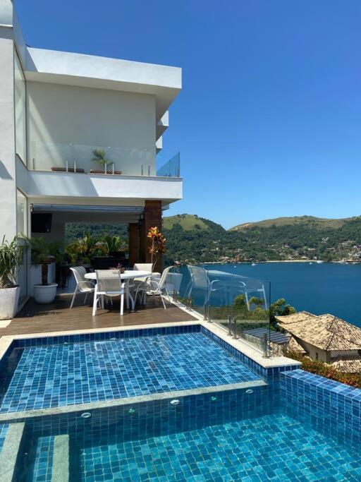 Casa com vista espetacular e piscina em Angra