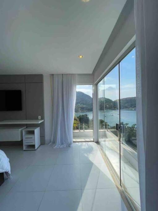 Casa com vista espetacular e piscina em Angra