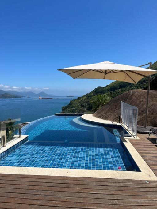 Casa com vista espetacular e piscina em Angra