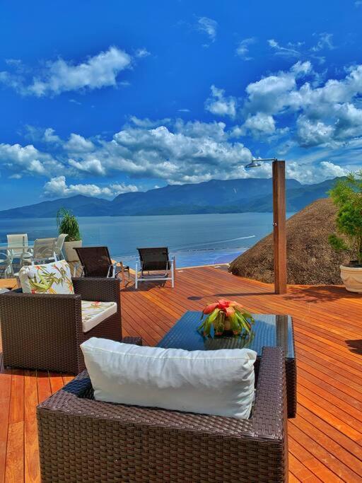 Casa com vista espetacular e piscina em Angra