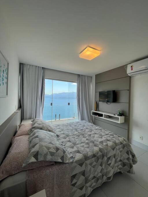 Casa com vista espetacular e piscina em Angra