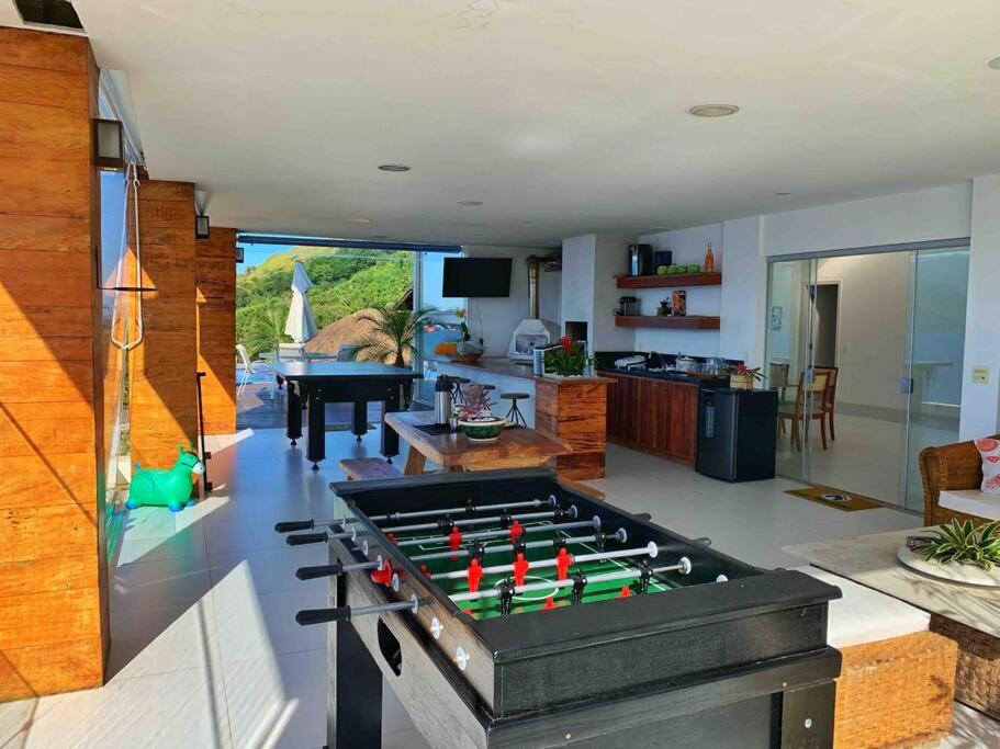 Casa com vista espetacular e piscina em Angra