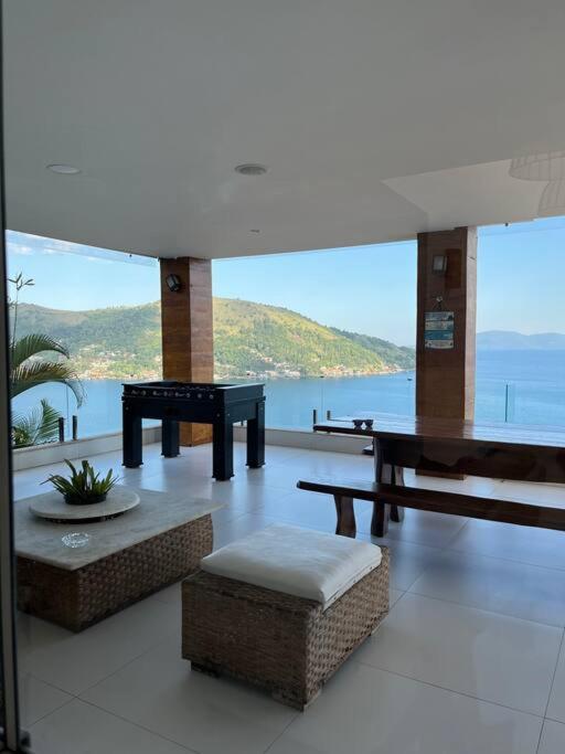 Casa com vista espetacular e piscina em Angra