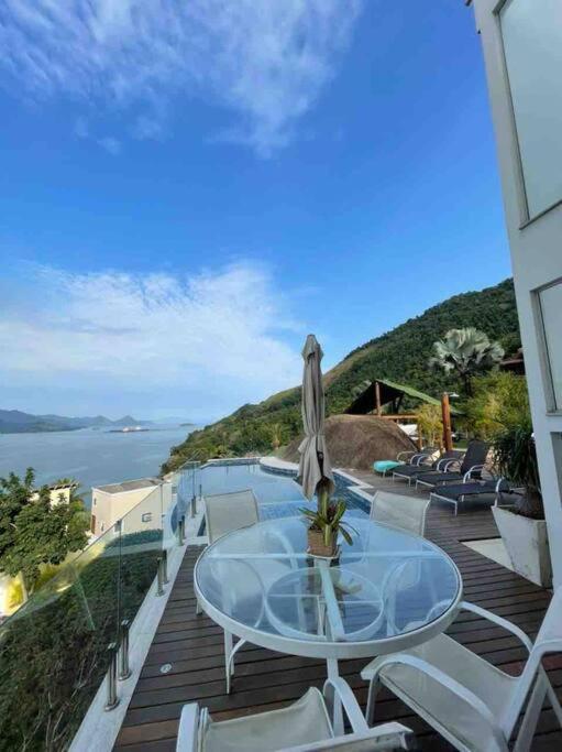 Casa com vista espetacular e piscina em Angra