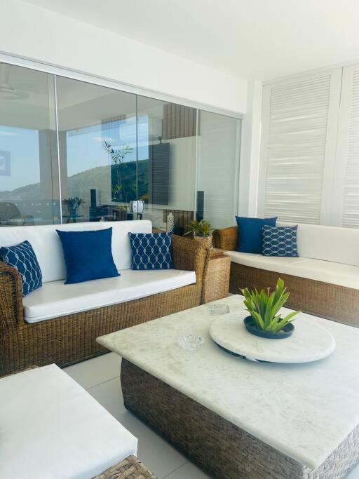 Casa com vista espetacular e piscina em Angra