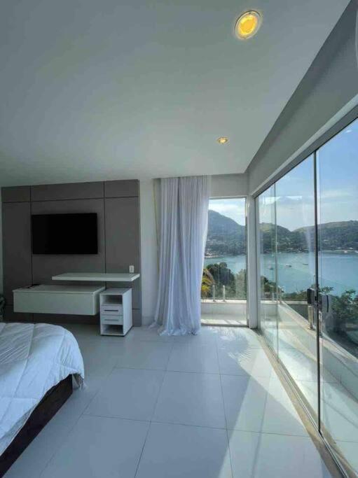Casa com vista espetacular e piscina em Angra