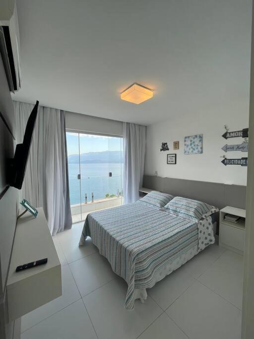Casa com vista espetacular e piscina em Angra