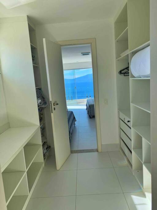 Casa com vista espetacular e piscina em Angra