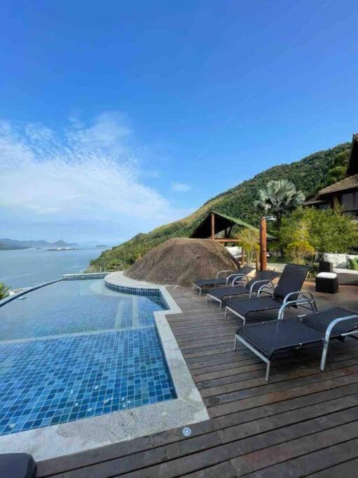 Casa com vista espetacular e piscina em Angra