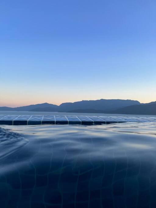 Casa com vista espetacular e piscina em Angra
