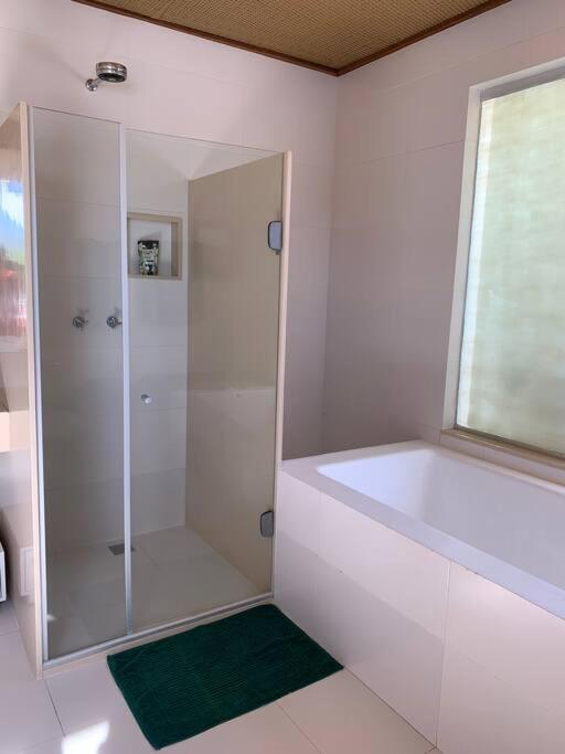 Casa com vista espetacular e piscina em Angra