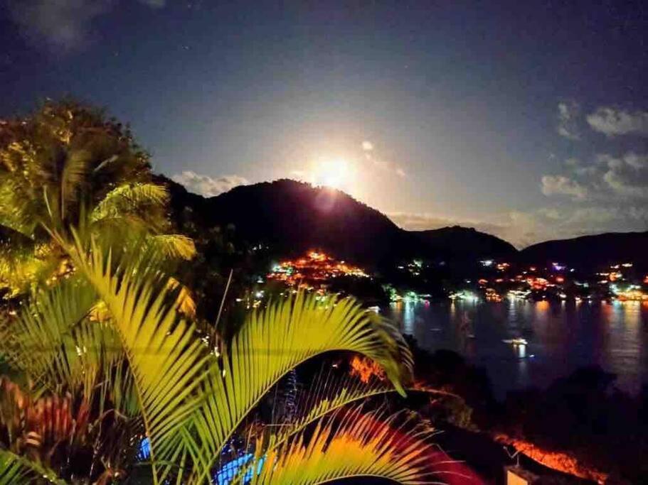Casa com vista espetacular e piscina em Angra